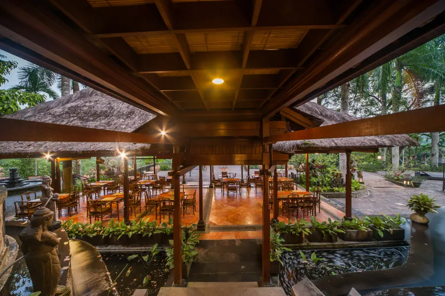 Restaurant to the deck